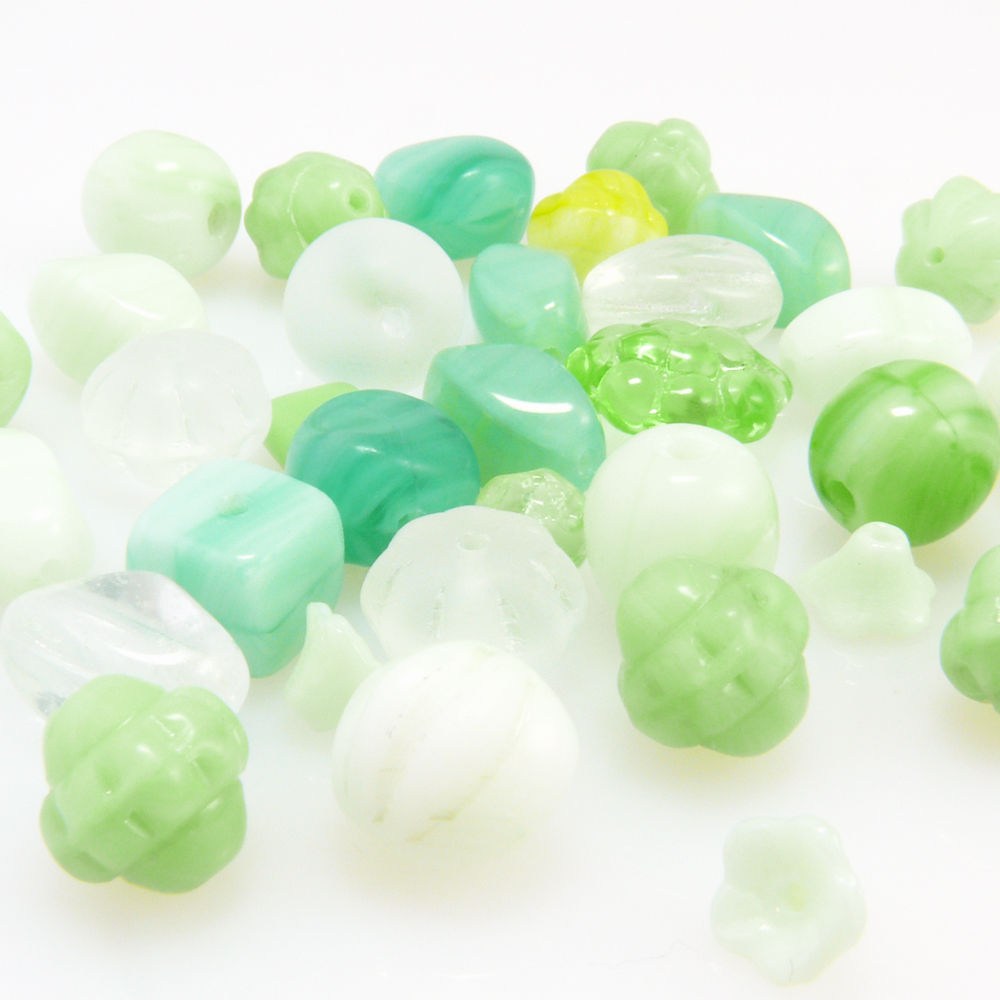 Bastelset aus 35 Glasperlen mintgrün Glas Beads Perlen Mix 6-12mm Perlenmischung