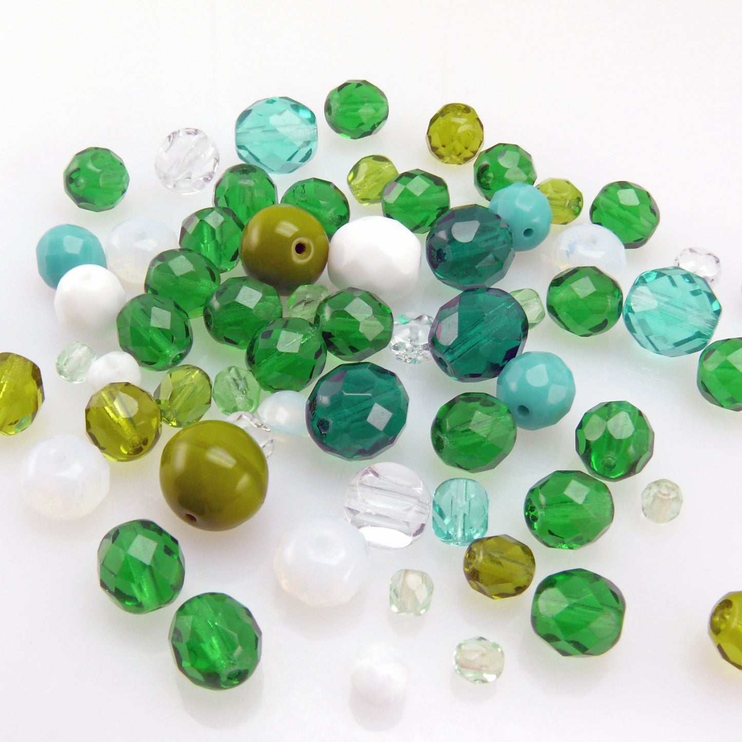 Perlen grün olivgrün 50x Glasschliffperlen Perlenmischung 6-10mm Beads Mix -621