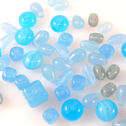 50 Glasperlen Mix hellblau 5-9mm Würfel Tropfen Oliven Perlen Schmuckperlen -722