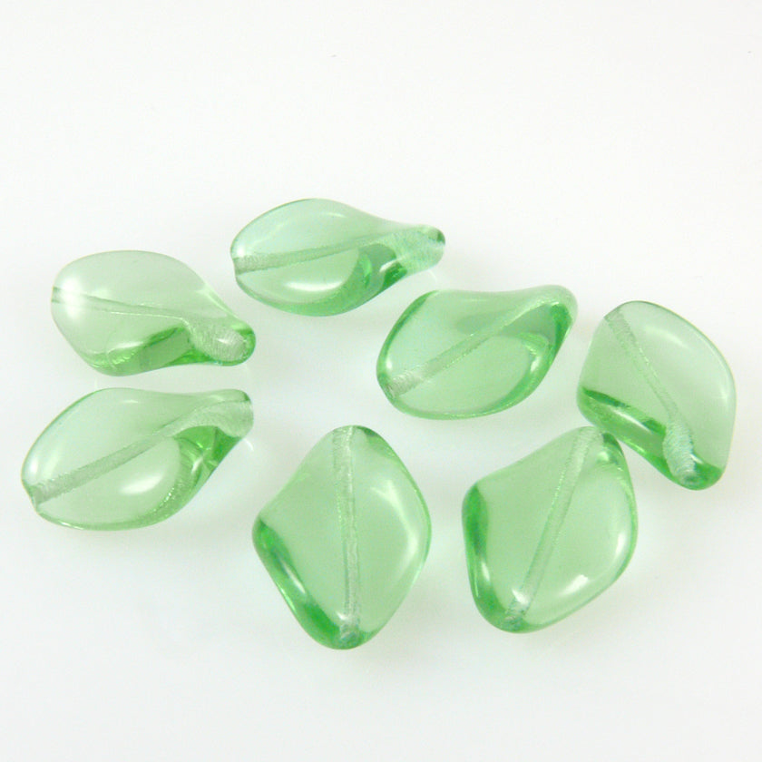 7x edle Perlen 18mm Rauten getwistet hellgrün böhmische Glasperlen zum Basteln
